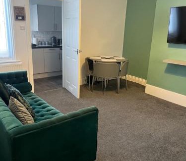 South Shields Apartment | Spacious and stylish Apartment in South Shields, Near the beach, South Tyneside hospital, and Tyne Tunnel, Workers welcome
