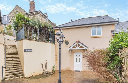 Porth Villa | Spacious and stylish villa with beach views.