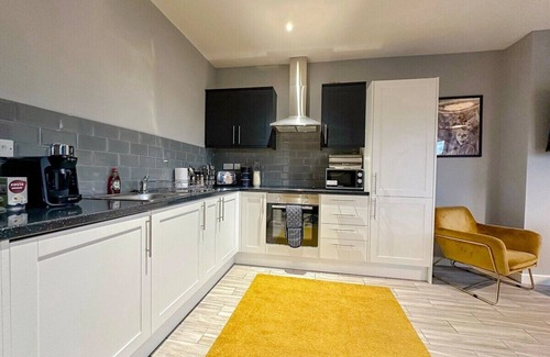 Whitton Apartment | Spacious and Unique One Bedroom Gem in Twickenham