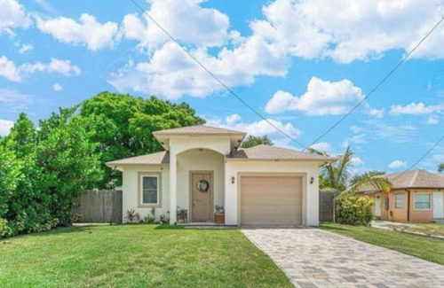 Greenacres House | Spacious and Updated 3/2 Bed and Bath!