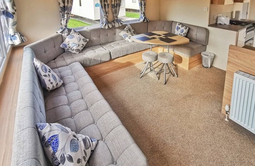 Ludchurch Apartment | Spacious and well presented 12ft wide caravan with one double and two twin.