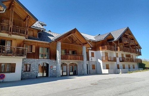 Albiez-le-Vieux Apartment | Spacious apartment 300m from slopes and shops, south balcony, parking. Comfortable