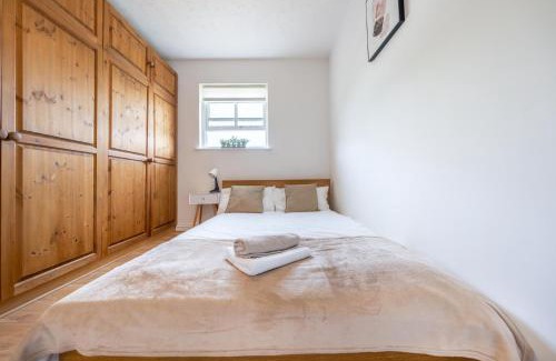 Bishop's Stortford Apartment | Spacious Apartment near Stansted Airport & Bishops Stortford Town Centre, Well-Suited for Contractors and Relocators