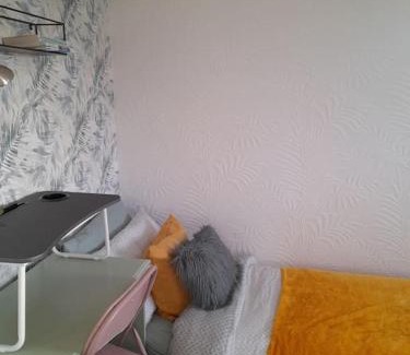 North Bitchburn Apartment | Spacious Apartment with Balcony, Breakfast & Parking,