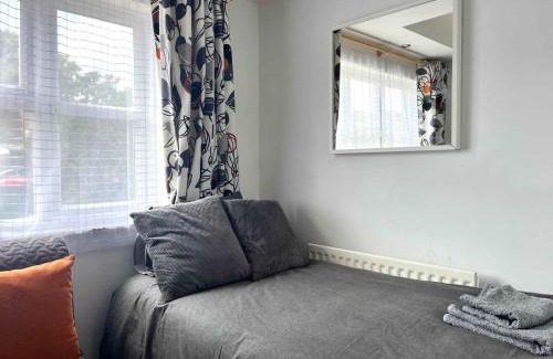 Crawley Apartment | Spacious Apartment - 12 Minutes from Gatwick
