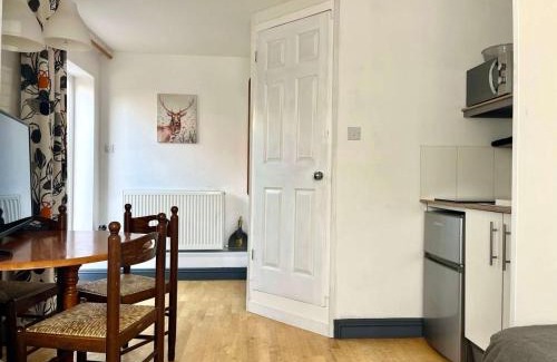 Crawley Apartment | Spacious Apartment - 12 Minutes from Gatwick