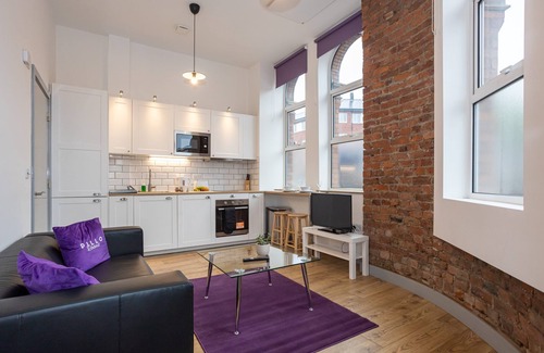 Salford Apartment | Spacious, Apartment Close to Manchester City Centre By Pillo Rooms