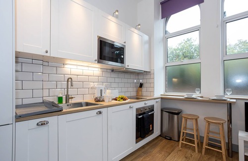 Salford Apartment | Spacious, Apartment Close to Manchester City Centre By Pillo Rooms