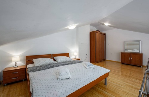 Monterol Apartment | Spacious apartment near the sea