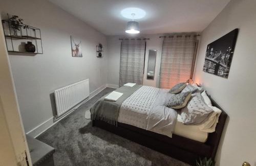 Greenwich West Apartment | Spacious Apartment in London