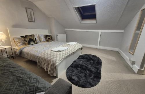Greenwich West Apartment | Spacious Apartment in London
