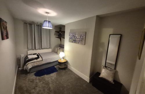 Greenwich West Apartment | Spacious Apartment in London
