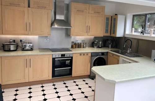 Thornton Apartment | Spacious Apartment in Thornton Road L