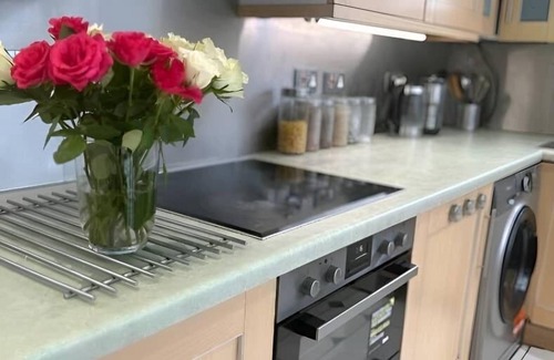 Thornton Apartment | Spacious Apartment in Thornton Road L