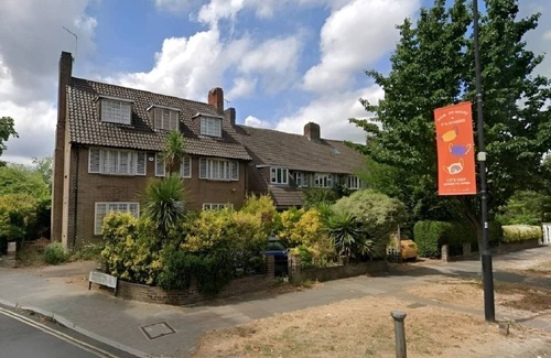 Thornton Apartment | Spacious Apartment in Thornton Road L