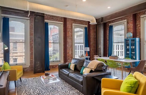 East Village Apartment | Spacious Apartment in Gaslamp, Sleeps 5 w/ Parking