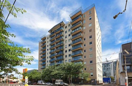 South Melbourne Apartment | Spacious apartment minutes from the CBD