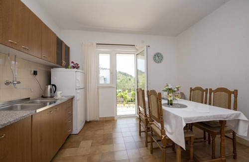 Podglavica Apartment | Spacious apartment w. balcony, big garden & grill
