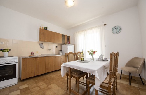 Podglavica Apartment | Spacious apartment w. balcony, big garden & grill