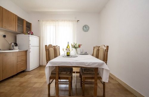 Podglavica Apartment | Spacious apartment w balcony, big garden & grill