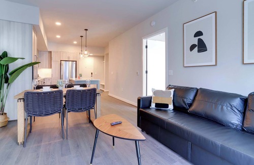 Clarendon Apartment | Spacious Apartment w Stunning Building Facilities!