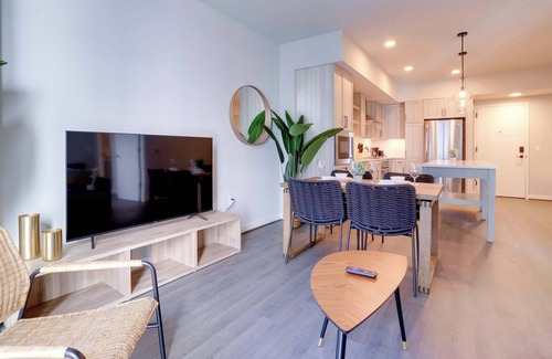 Clarendon Apartment | Spacious Apartment w Stunning Building Facilities!