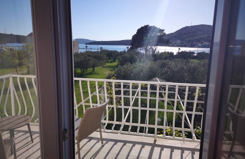 Slano Apartment | Spacious apartment with beautiful marina and sea views