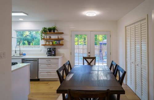 Rosewood House | Spacious Austin Getaway King+3 Queen Family/Group