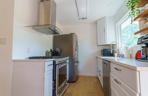 Rosewood House | Spacious Austin Getaway King+3 Queen Family/Group