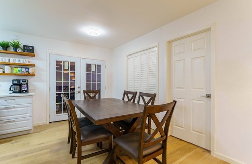 Rosewood House | Spacious Austin Getaway King+3 Queen Family/Group