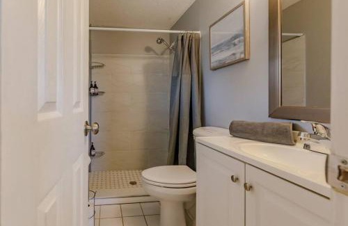 Englewood House | Spacious Backyard & Pool Retreat - 5 Mins to Beach