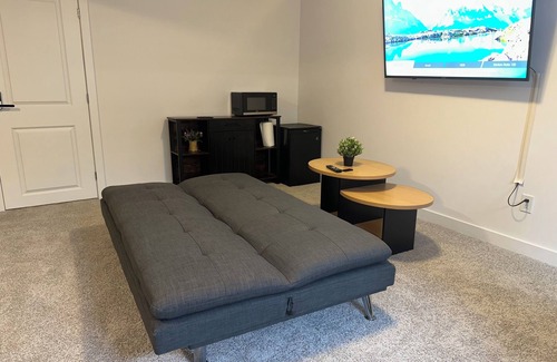 Clarence-Rockland House | Spacious Basement Suite - Private Bath - King Bed - Free Parking - Self Check in