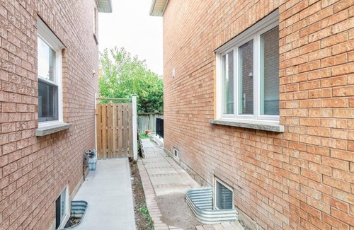 Central Erin Mills House | Spacious Basement in Mississauga