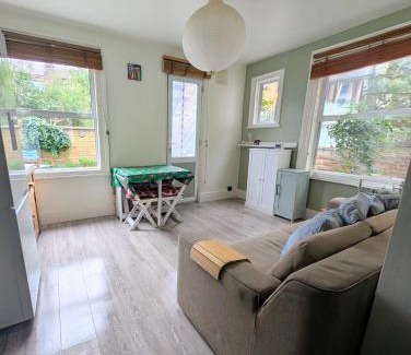 Larkhall Apartment | Spacious Battersea Rooms and Apartments