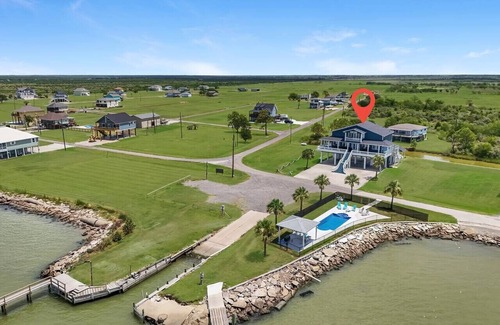 Anahuac House | Spacious Bayfront home