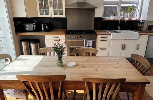 Bognor Regis House | Spacious beach bungalow, less than 5 minutes walk to the beach