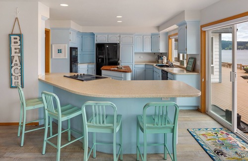 Belfair House | Spacious Beach Front Home on Hood Canal w/Kayaks!