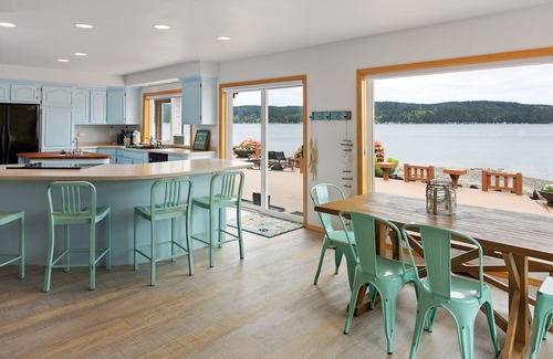 Belfair House | Spacious Beach Front Home on Hood Canal w/Kayaks!