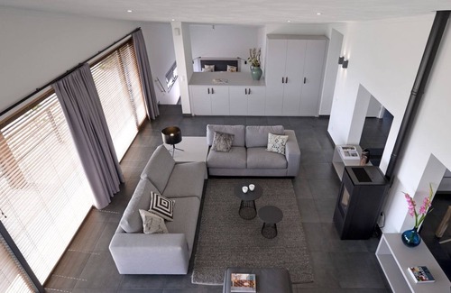 Ouddorp Cabin | Spacious beach villa with private swimming jetty and a terrace on the water.