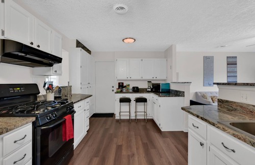 Sterling House | Spacious & beautiful Home Near Herndon/IAD Airport/Ashburn