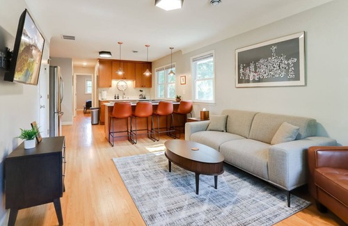 Merriam Park Apartment | Spacious beautifully updated mid-century 4 bed 2 bath near Grand Ave.