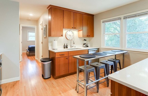 Merriam Park Apartment | Spacious beautifully updated mid-century 4 bed 2 bath near Grand Ave.