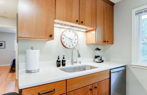 Merriam Park Apartment | Spacious beautifully updated mid-century 4 bed 2 bath near Grand Ave.