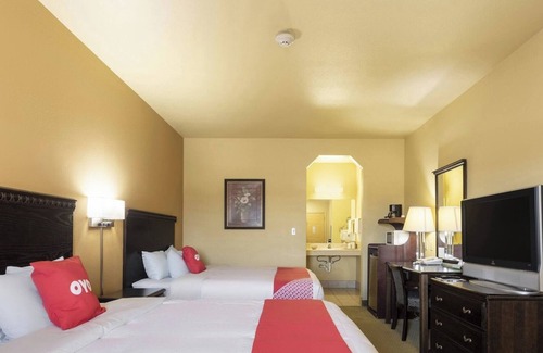 Valley View Hotel | Spacious Bedroom w/Private Bathroom Close to Local Attractions in Valley View