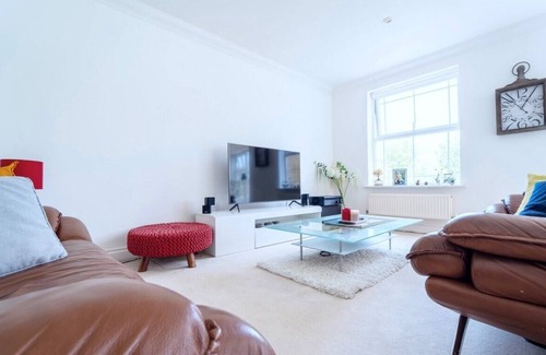 Camberley House | Spacious Bright and Airy Home Deepcut Surrey