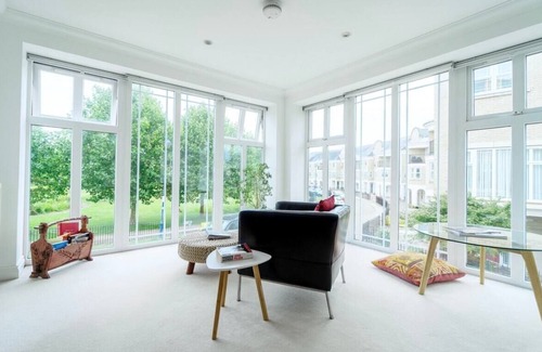 Camberley House | Spacious Bright and Airy Home Deepcut Surrey
