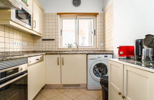 Guia Apartment | Spacious & Bright T3 in Guia with shared Pool
