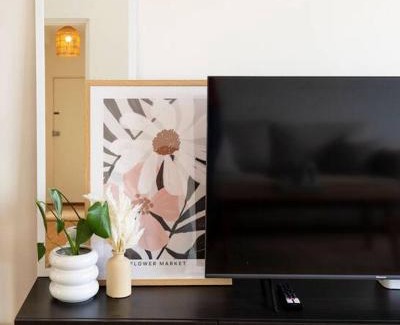 North Bondi Apartment | Spacious & bright with ocean views Balcony