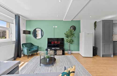Hanham Apartment | Spacious Bristol Apartment - Parking & WIFI