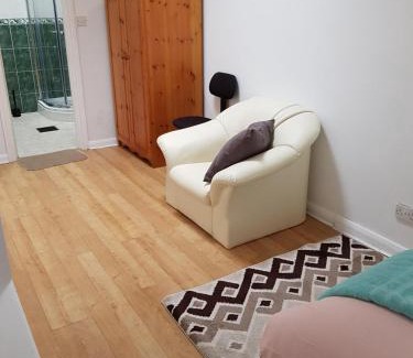 Pettits Apartment | Spacious Bungalow in Romford with parking